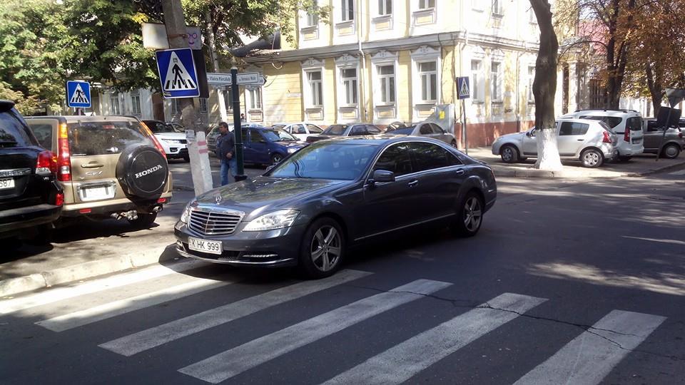 «Мерседес» припарковался прямо на зебре в центре столицы