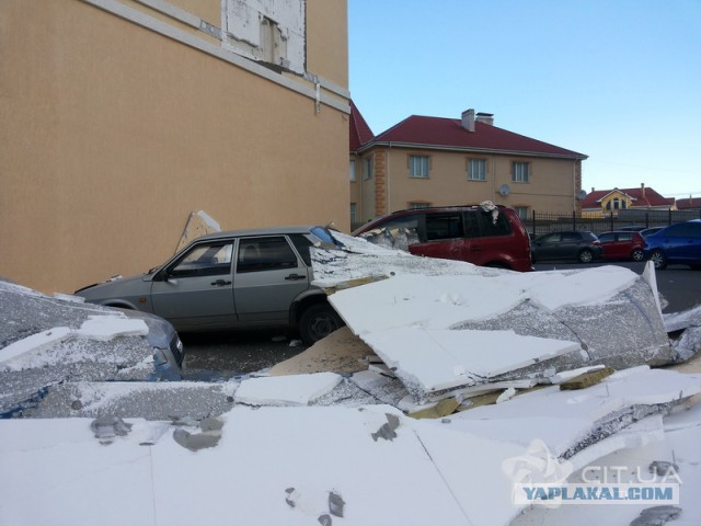 Ураган в Крыму разрушает дома и топит корабли