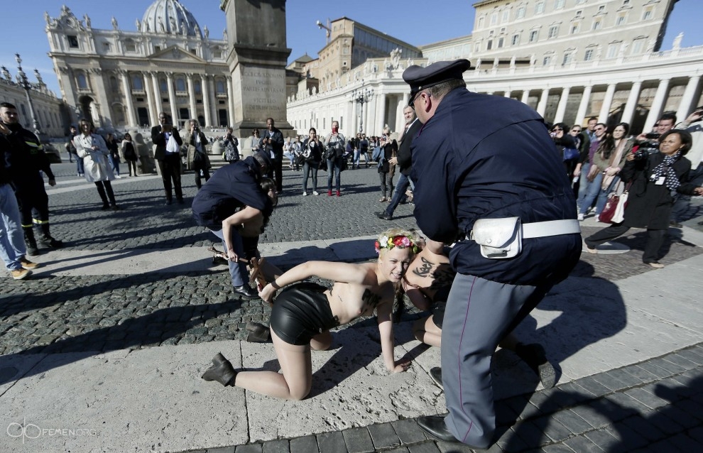 Активистки Femen обнажились на площади Святого Петра в Ватикане