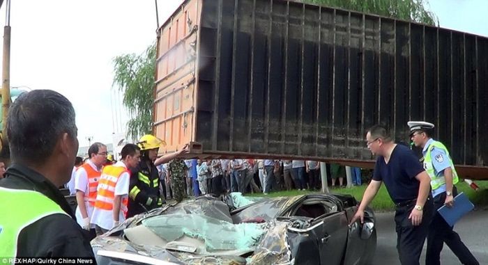 Водитель автомобиля выжил после падения на него огромного контейнера