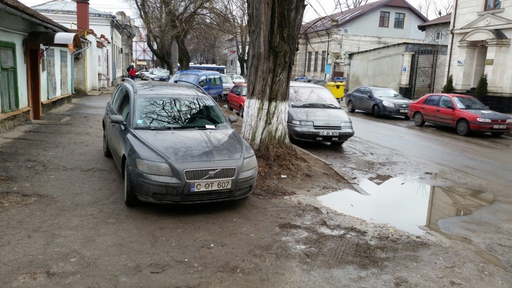A parcat pe trotuar ce mesaj a găsit pe parbriz