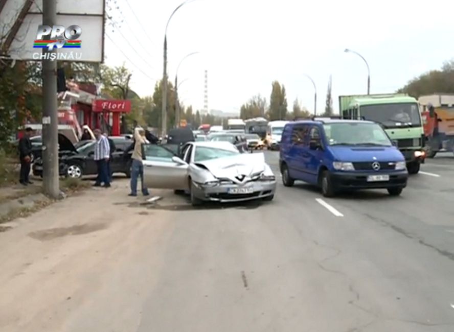 Авария с участием грузовика произошла на Каля Мошилор