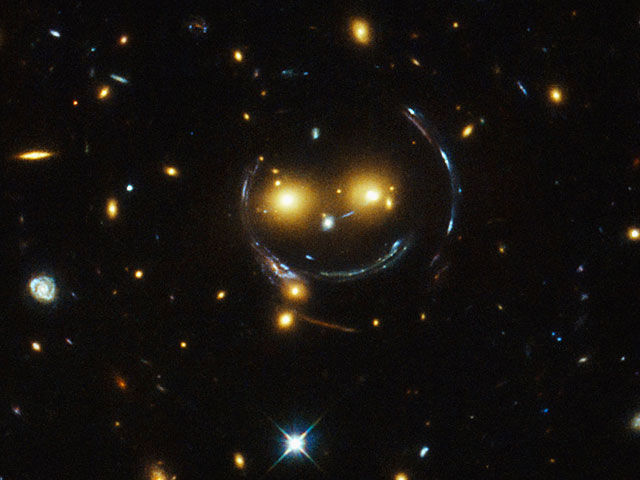 Телескоп Hubble заснял в скоплении галактик "смайлик"
