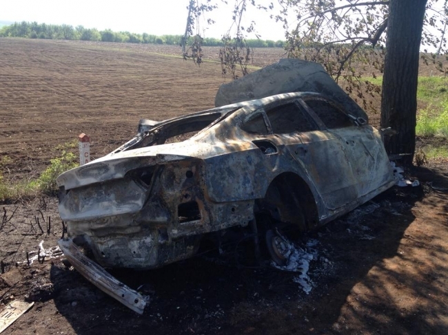 В Дубоссарах Audi врезался в дерево и сгорел