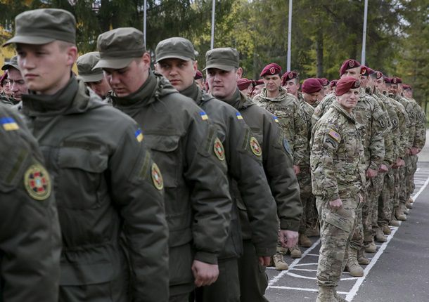 Порошенко отобедал с военными на открытии учений на Львовщине
