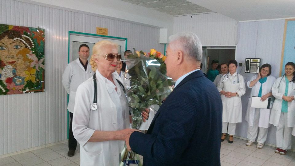 Vladimir Voronin, surprins cu flori la maternitate