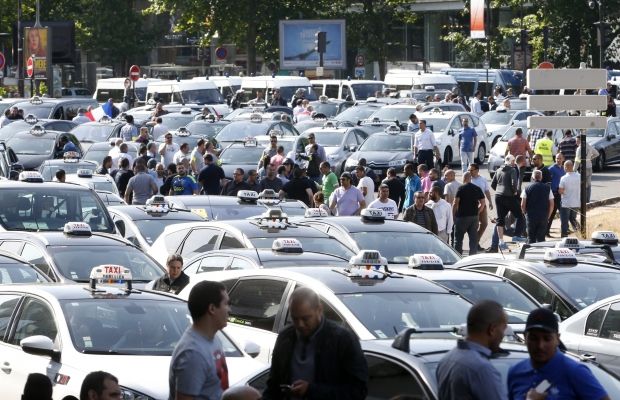 В Париже таксисты заблокировали ключевые дороги