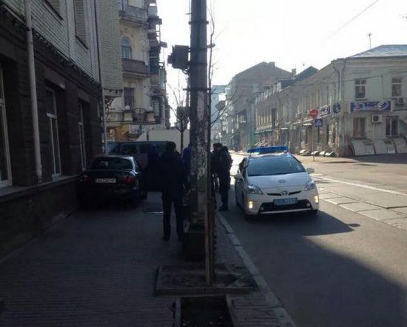 В Киеве Hummer с российскими номерами влетел в магазин