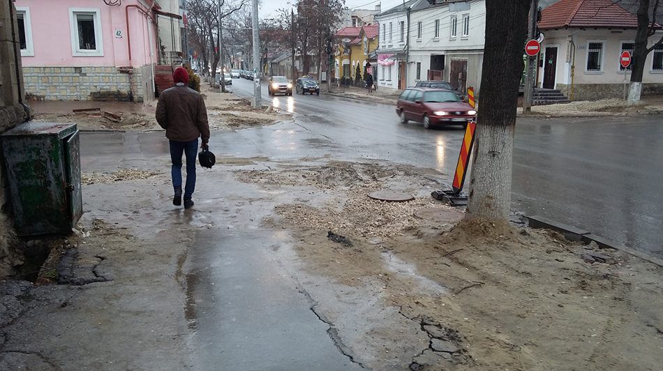 "Parcă-i drum de țară" așa arată o stradă din сentrul Chișinăului