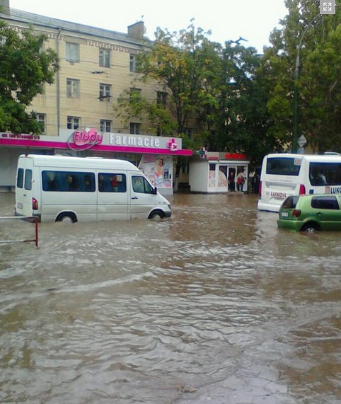 Sisteme de canalizare în Chişinău?! Maşini şi microbuze "înecate" pe străzi, după ploaia de azi