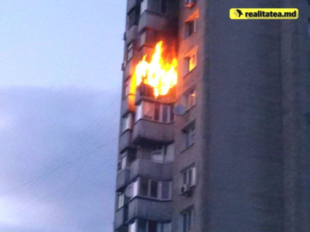 В многоэтажном доме на Ботанике вспыхнул пожар