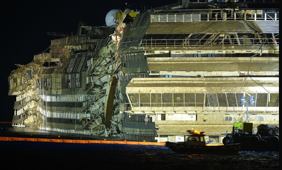 Затонувший лайнер Costa Concordia поставлен на киль