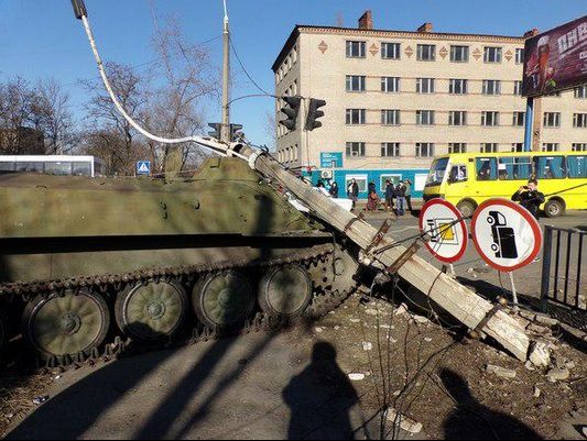Бойцы ВСУ на броневике сбили насмерть восьмилетнюю девочку