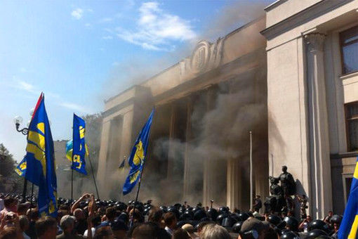 Пострадавших под Радой вывозят полицейские, скорых не хватает