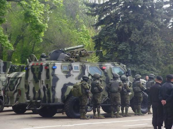 К Дому профсоюзов в Одессе стянули бронетехнику и 2000 силовиков