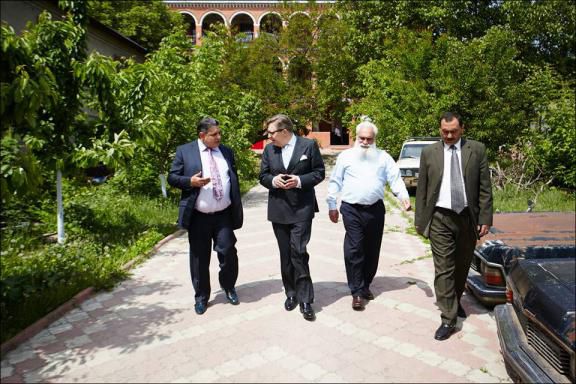 Tapiola la braț cu baronul romilor din Republica Moldova