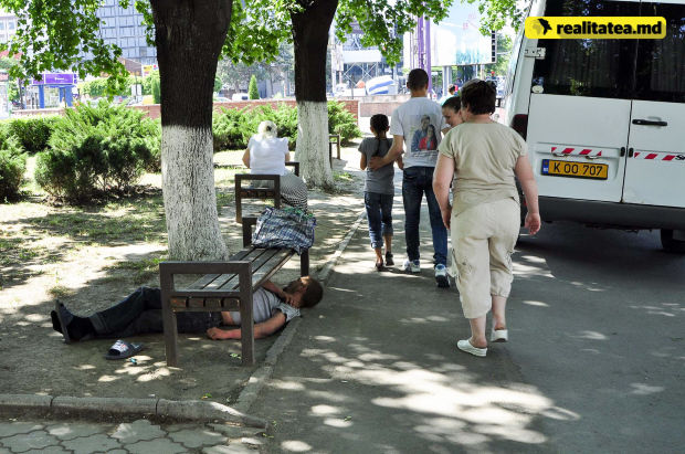 Cum reacționează moldovenii când văd un boschetar întins pe jos