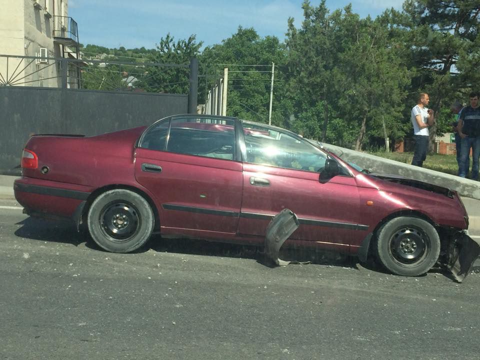 Grav accident auto la Peresecina. O maşină s-a lovit de un stâlp