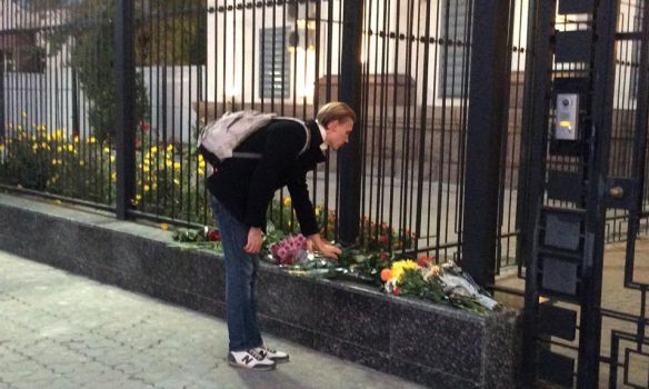 Киевляне несут цветы к посольству России, чтоб почтить память погибших в авиакатастрофе