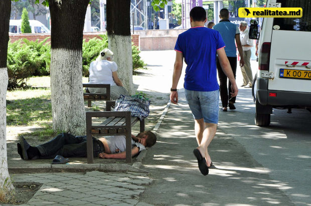 Cum reacționează moldovenii când văd un boschetar întins pe jos