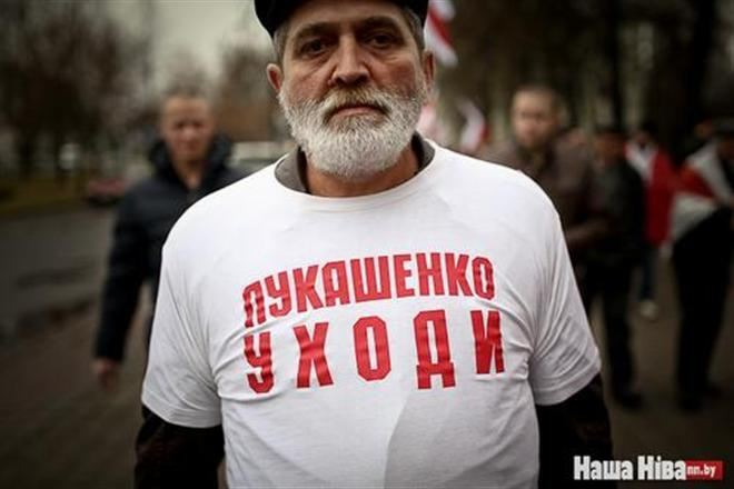 Белорус попал под суд из-за майки "Лукашенко, уходи"