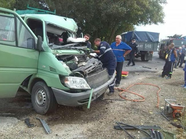 Un Mercedes a cauzat un accident la Donduseni, dupa ce a iesit pe contrasens