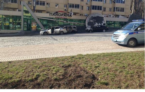 В ночной перестрелке в Донецке сгорели две машины, еще одна расстреляна