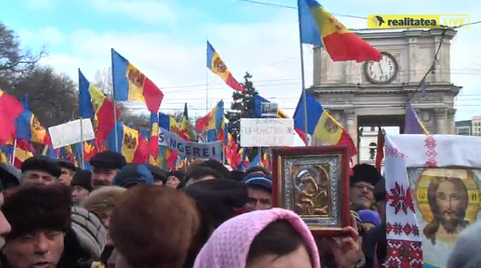 Протестующие пришли на митинг с иконами и белыми хризантемами