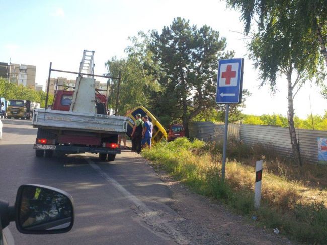 Accident la intrarea in capitala. O masina s-a rasturnat