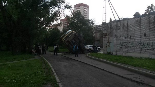 В Петербурге грузовик с асфальтом провалился под асфальт