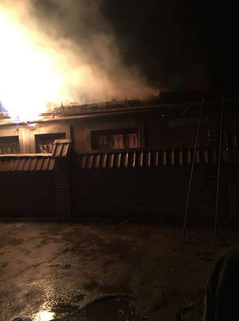 Вечерний ад в Донецке: в городе слышны взрывы, горят жилые дома
