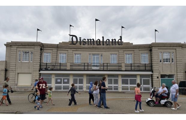 Знаменитый художник создал противоположность Disneyland