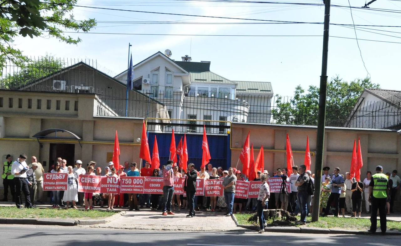 Социалисты провели массовый протест перед миссией ЕС в Молдове
