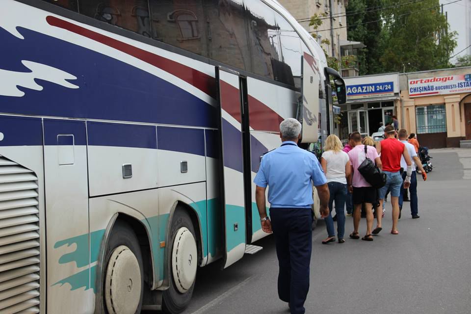 Со слезами на глазах родственники встречали жертв ДТП в Румынии