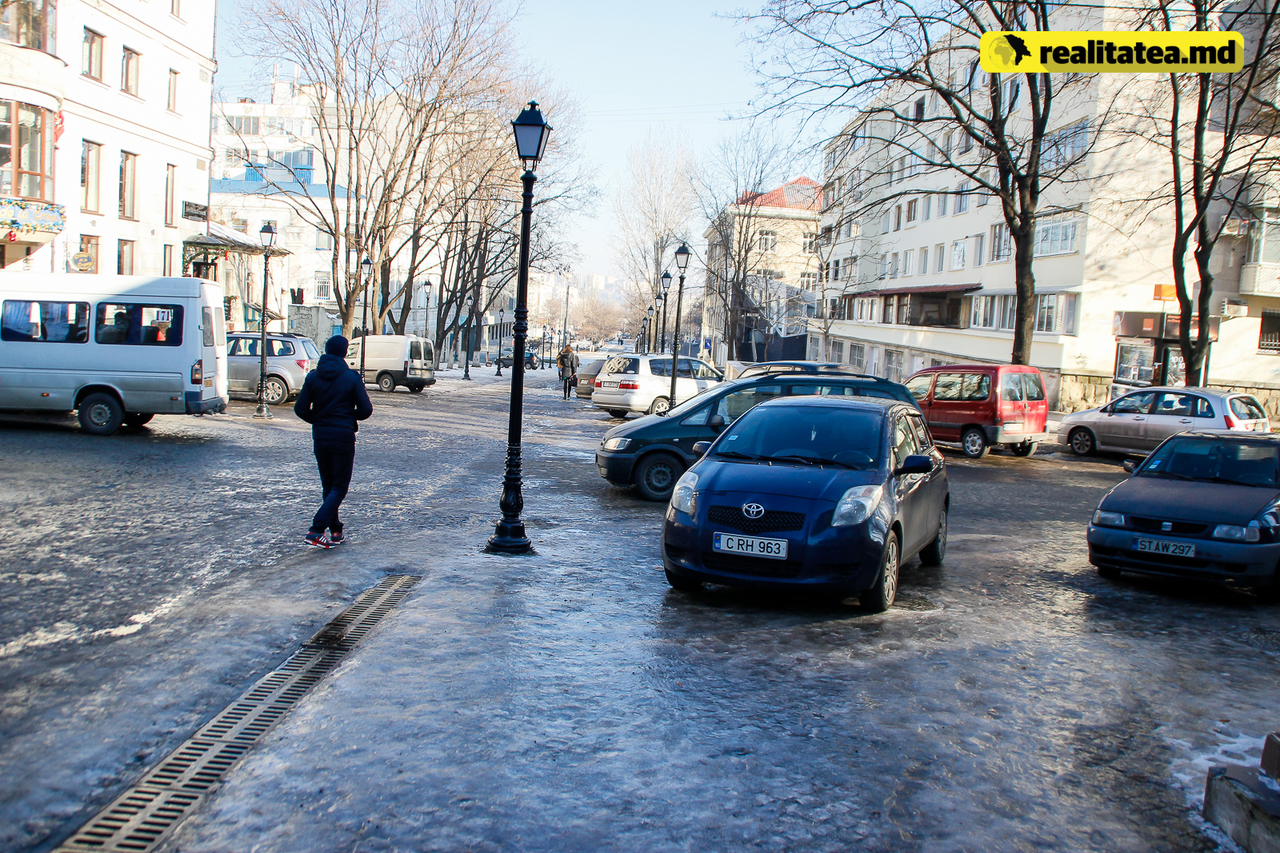 На перегороженной Диордицэ по-прежнему паркуются автомобили