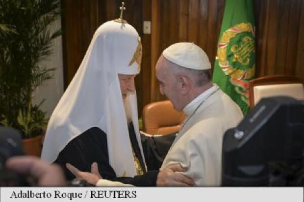 Papa și patriarhul rus s-au îmbrățișat în deschiderea istoricei lor întâlniri