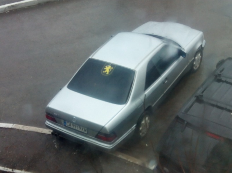Ce și-a lipit soferul unui Mercedes pe geamul din spate