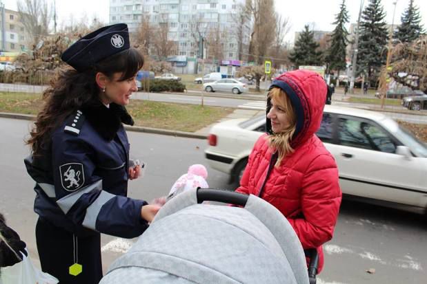 Недисциплинированным пешеходам в Кишиневе раздавали конфеты