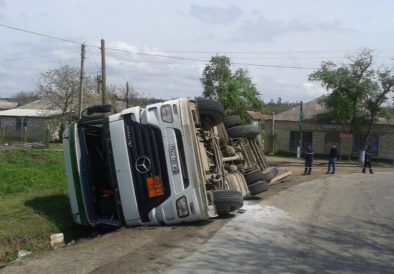 В Каушанах перевернулась автоцистерна с битумом