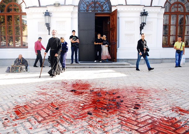 Активистка Femen устроила в Киеве Blood Bucket Challenge