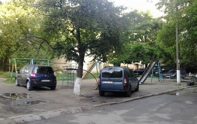 На Чеканах автовладельцы превратили детскую площадку в парковку