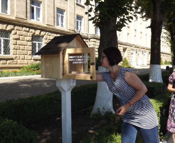 Уличная библиотека в Бельцах захламлена рекламой
