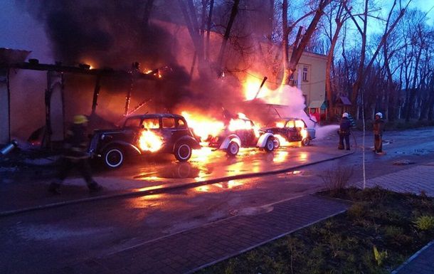 В Одессе сгорело кафе с ретроавтомобилями