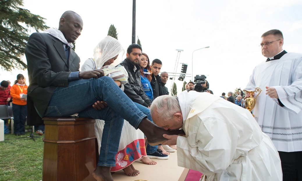 Papa Francisc a spălat picioarele mai multor migranți musulmani
