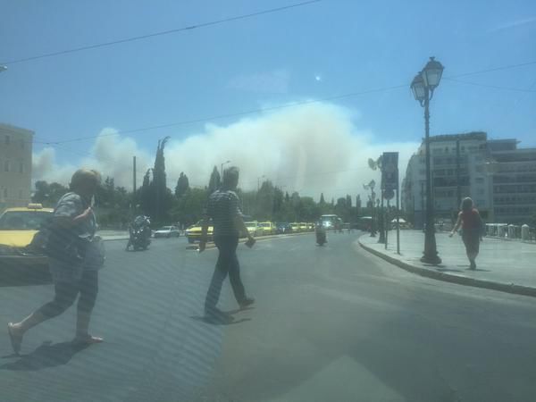 Сильный лесной пожар вспыхнул в Афинах