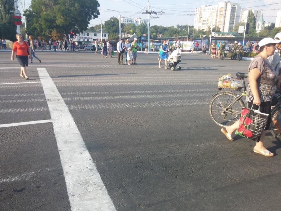 Tiraspolul, după parada militară: Asfalt distrus și piloni dați la pământ