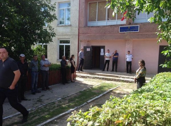 В Топале местные жители запрещают голосовать чужим людям