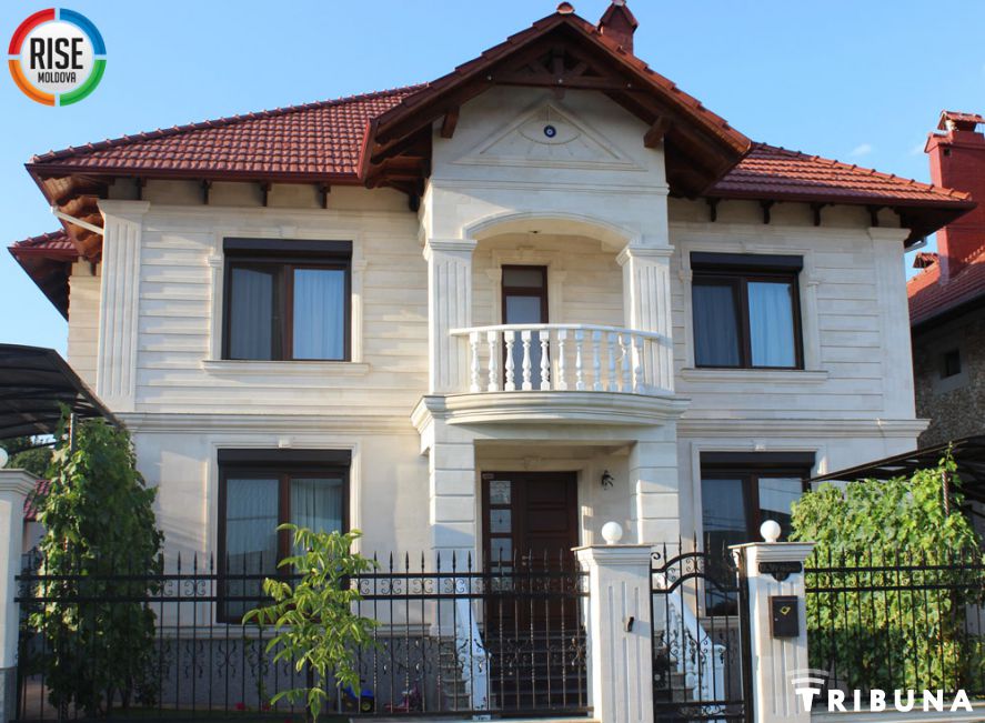 Streleţ despre simbolul masonic de pe faţada casei sale