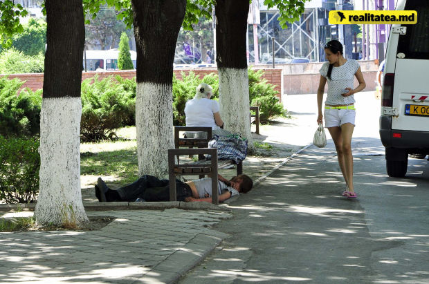Cum reacționează moldovenii când văd un boschetar întins pe jos