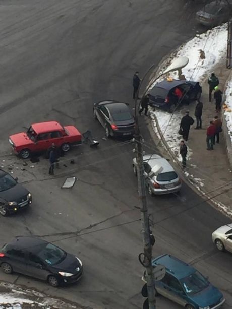 O maşină ”Lada” s-a răsturnat, după ce s-a ciocnit cu un taxi